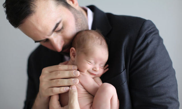 Άδεια πατρότητας δύο μηνών όταν γεννιέται το παιδί εξετάζει το υπουργείο Εργασίας